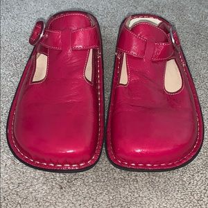 Algeria by PG Lite Fuchsia Clogs